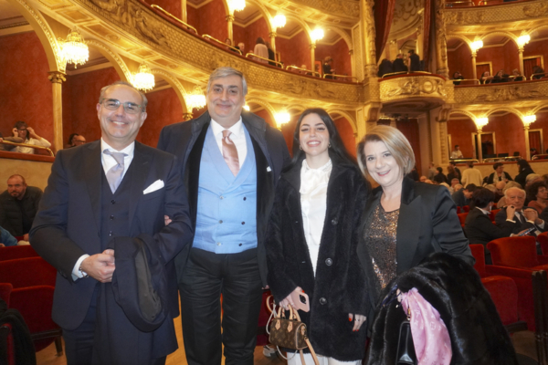 Famiglia di leader aziendale al Teatro dell'Opera di Roma per Shen Yun