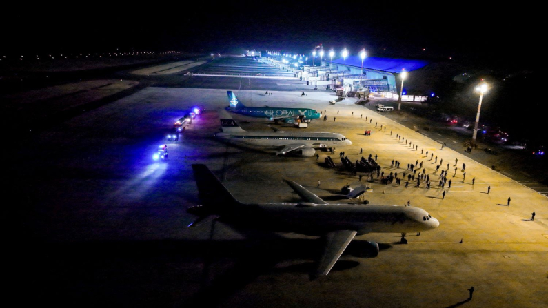 Agenti di polizia salvadoregni scortano presunti membri dell'organizzazione venezuelana Tren de Aragua, presso l'aeroporto internazionale di El Salvador a San Luis Talpa, El Salvador, il 16 marzo 2025 (Reuters/Foto d'archivio)
