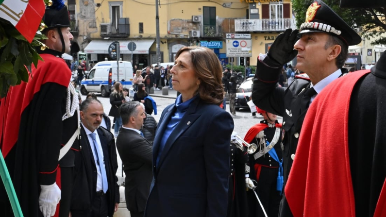 Il sottosegretario alla Difesa, senatrice Isabella Rauti, a Napoli alle celebrazioni per il decreto di venerabilità del vice brigadiere dei Carabinieri, e Medaglia d'oro al valor militare alla memoria, Salvo D'Acquisto, accompagnata dal comandante generale dell'Arma dei Carabinieri generale Salvatore Luongo (foto: Agenzia Nova).