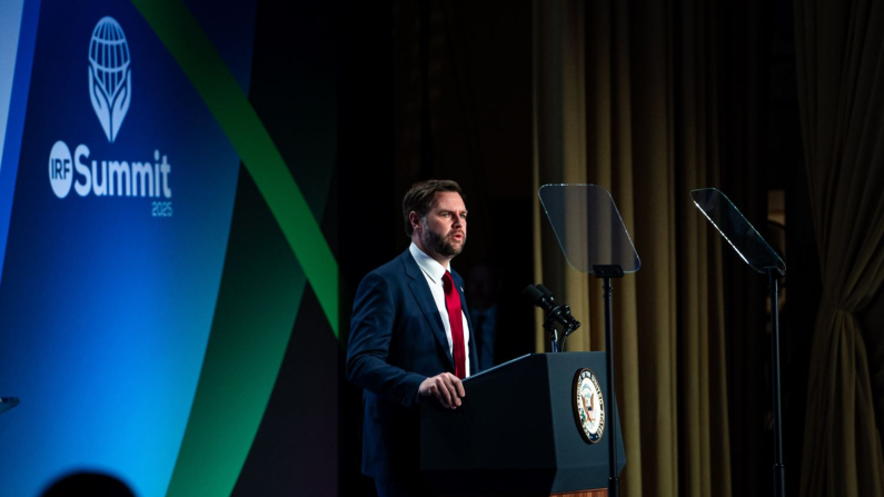 Il vicepresidente Jd Vance parla al vertice sulla Libertà religiosa internazionale (Irf) a Washington il 5 febbraio 2025 (Madalina Vasiliu/The Epoch Times)







