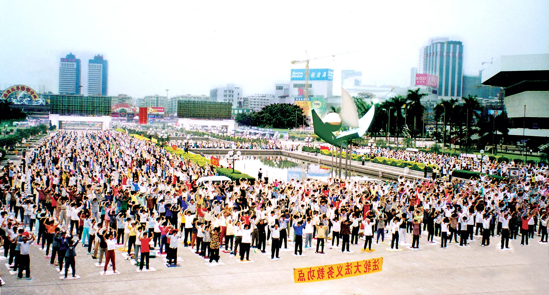 I praticanti del Falun Gong partecipano a un esercizio