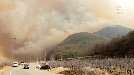 Incendi in Corea del Sud tingono il cielo di arancione e forti venti alimentano le fiamme
