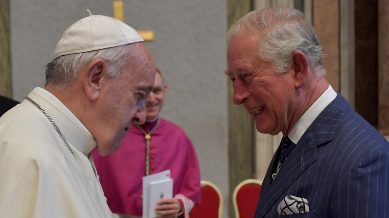 Re Carlo d'Inghilterra in una visita al Vaticano nel 2019 (foto di repertorio, Vatican Media/Handout via REUTERS)