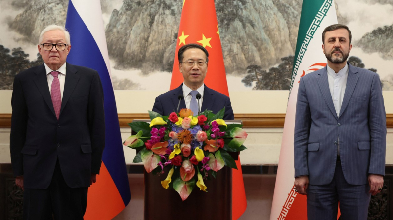 Il ministro degli Esteri cinese Wag Yi, il vice ministro degli Esteri russo Sergey Ryabkov e il vice ministro degli Esteri iraniano Kazeem Gharibabadi partecipano a un incontro sulla questione nucleare iraniana presso la Diaoyutai State Guest House il 14 marzo 2025 a Pechino, Cina. Lintao Zhang/Pool via REUTERS