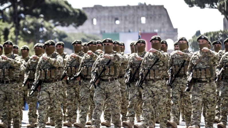 Paracadutisti del Nono Reggimento Col Moschin (erede diretto dell'eroico reparto degli Arditi della Prima guerra mondiale) durante le celebrazioni per la Festa della Repubblica, Roma, 2 giugno 2019 (foto: ANSA/GIUSEPPE LAMI).