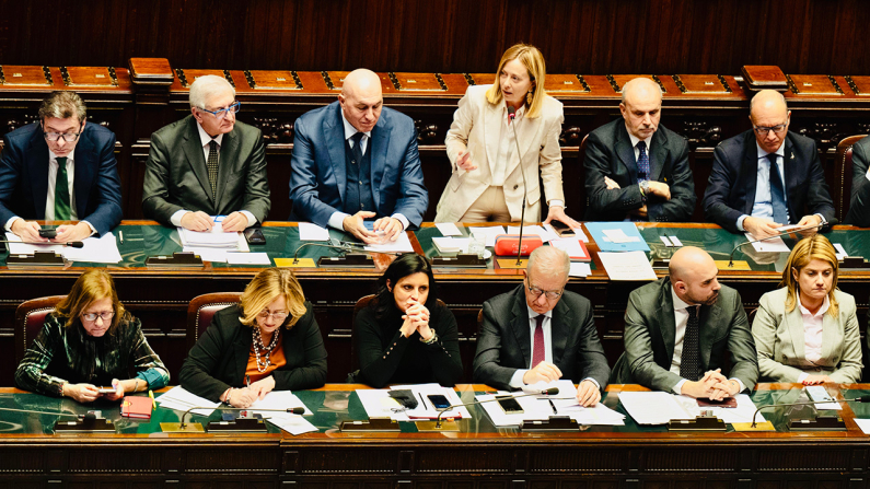 Il Presidente del Consiglio, Giorgia Meloni, durante il suo intervento di replica a seguito della discussione generale sulle Comunicazioni in vista del Consiglio europeo del 20 e 21 marzo (foto: Presidenza del Consiglio dei Ministri, CC BY-NC-SA 3.0 IT / Ritagliata dall'originale)