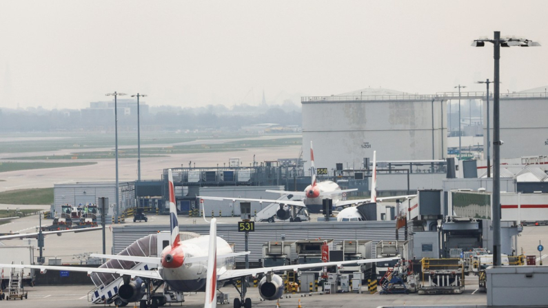 Gli aerei rimangono parcheggiati sulla pista di Heathrow dopo che un incendio in una sottostazione elettrica vicina ha causato un blackout all'aeroporto, vicino a Londra, 21 marzo 2025. REUTERS/Carlos Jasso