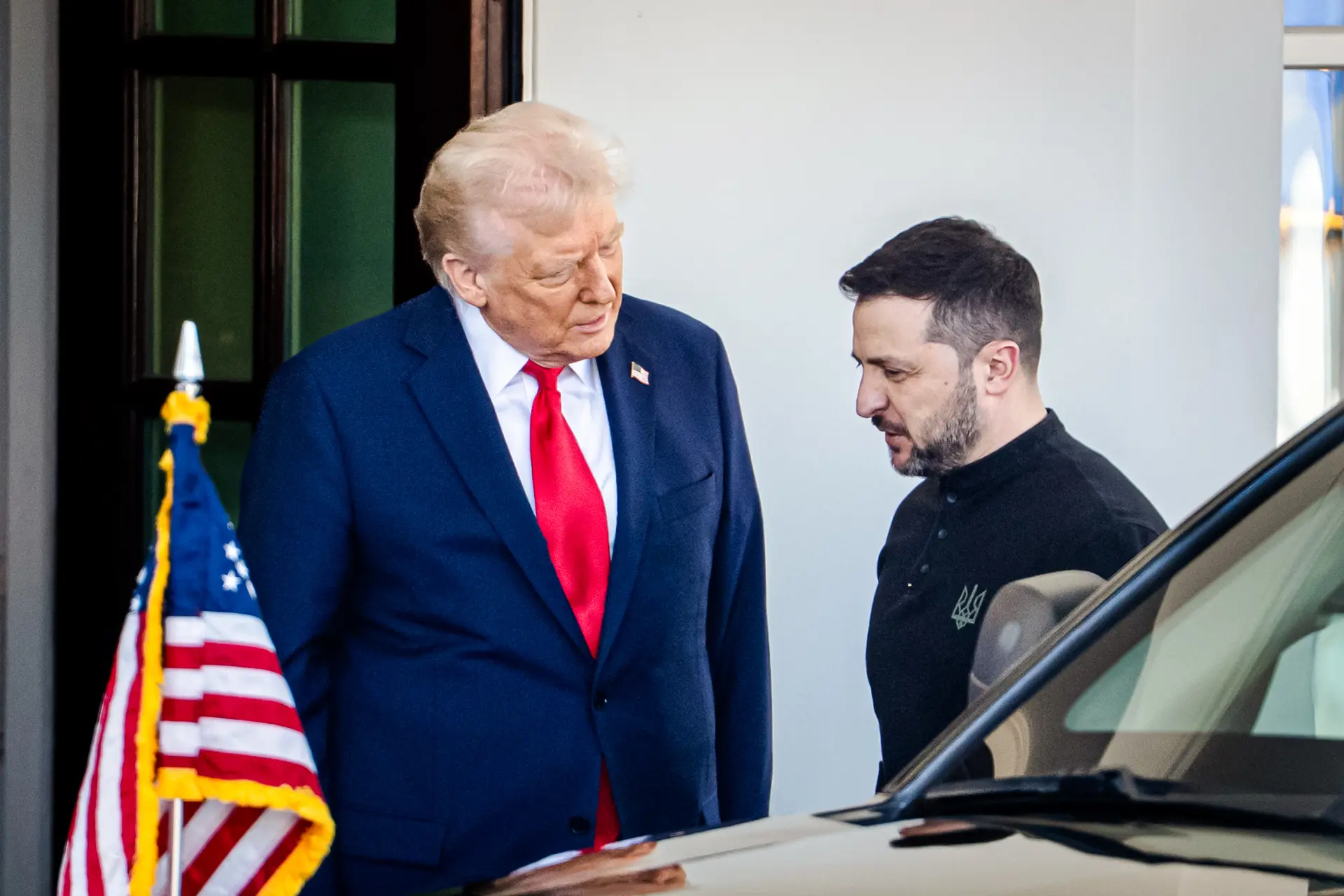 Il presidente Donald Trump saluta il presidente ucraino Volodymyr Zelenskyy 