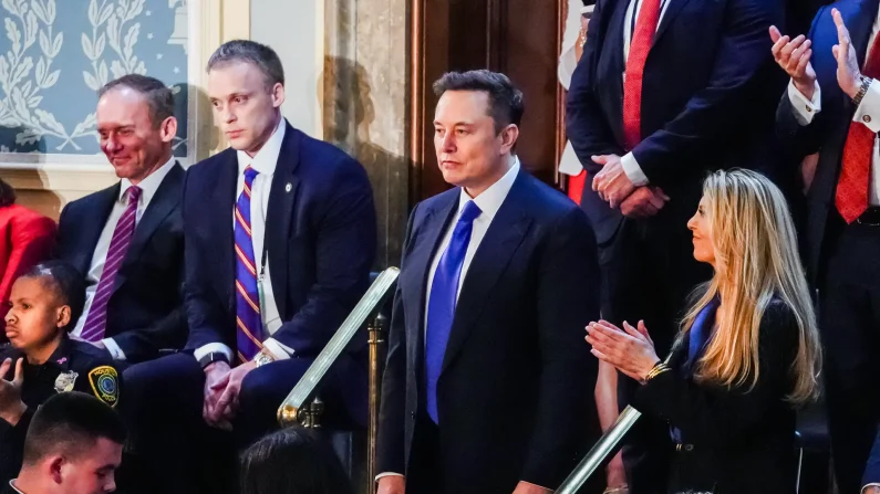 Il consigliere senior della Casa Bianca per il presidente Elon Musk partecipa al discorso del presidente Donald Trump a una sessione congiunta del Congresso al Campidoglio degli Stati Uniti il 4 marzo 2025 (Madalina Vasiliu/The Epoch Times)







