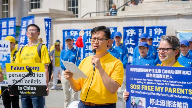 Ding Lebin parla a un evento che segna i 25 anni di persecuzione del regime cinese nei confronti del Falun Gong, a Trafalgar Square, nel centro di Londra, il 20 luglio 2024 (Yanning Qi/The Epoch Times)







