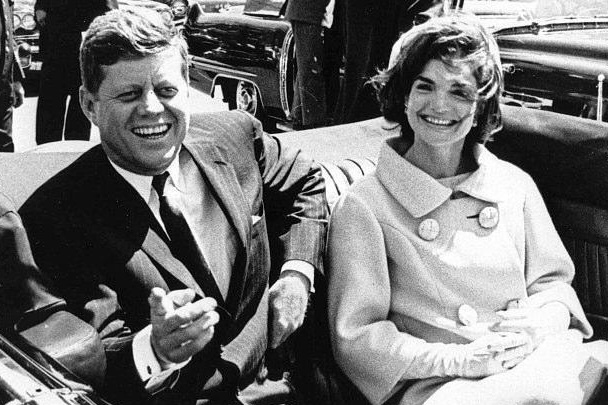 epa06291633 (FILE) John F. Kennedy  e la First Lady Jacqueline Kennedy a Washington il 3 maggio 1961  
(Foto Ansa, EPA/ABBIE ROWE / NATIONAL PARK SERVICE)