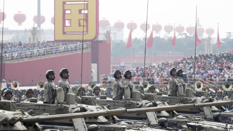 Truppe cinesi a bordo di carri armati sfilano davanti a Piazza Tiananmen durante una parata  (foto: EPA/Roman Pilipey via Ansa).
