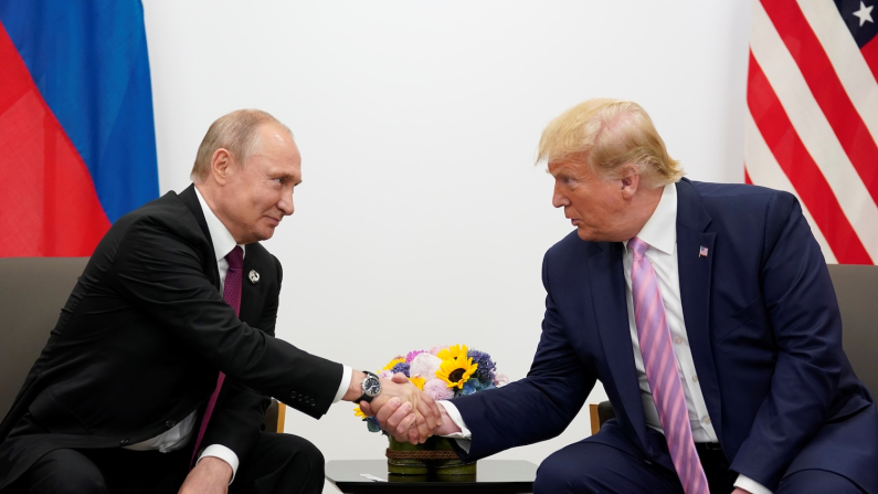 Vladimir Putin e Donald Trump ( foto di archivio, REUTERS/Kevin Lamarque/File Photo)