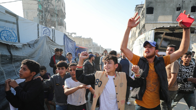 Palestinesi protestano per chiedere la fine della guerra, scandendo slogan anti-Hamas, a Beit Lahiya, nel nord della Striscia di Gaza, 26 marzo 2025 (foto REUTERS/Stringer).