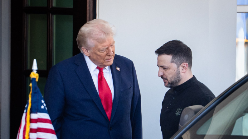 Trump e Zelensky poco prima della riunione nell'Ufficio Ovale (Madalina Vasiliu/The Epoch Times).