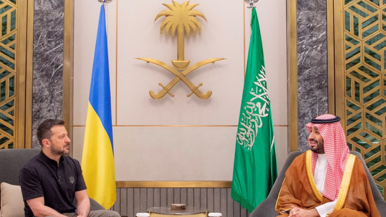 Il principe ereditario saudita Mohammed bin Salman incontra il presidente ucraino Volodymyr Zelensky a Gedda, Arabia Saudita, il 12 giugno 2024. Bandar Algaloud/Cortesia della Corte Reale Saudita/Distribuito via Reuters/Foto d'archivio.