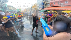 “Guerra d’acqua” Bangkok celebra il Capodanno thailandese