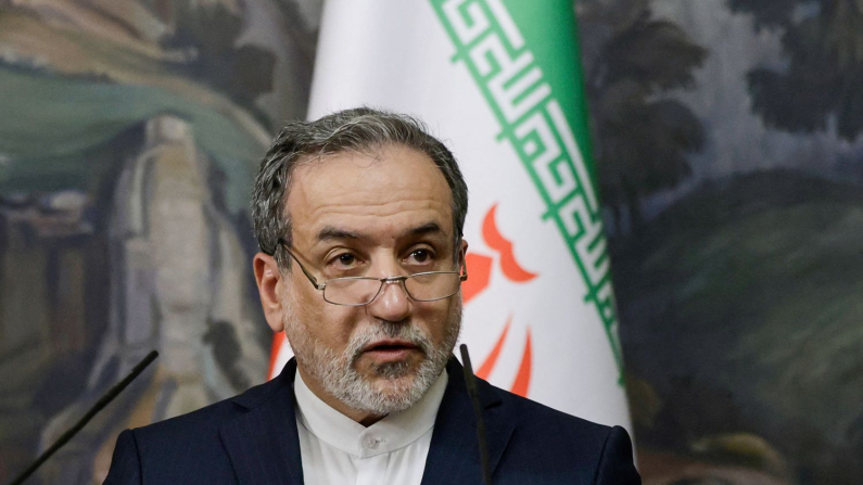 Il ministro degli Esteri iraniano Abbas Araqchi partecipa a una conferenza stampa dopo un incontro con il ministro degli Esteri russo Sergei Lavrov a Mosca, Russia, 18 aprile 2025 (Tatyana Makeyeva/Reuters)