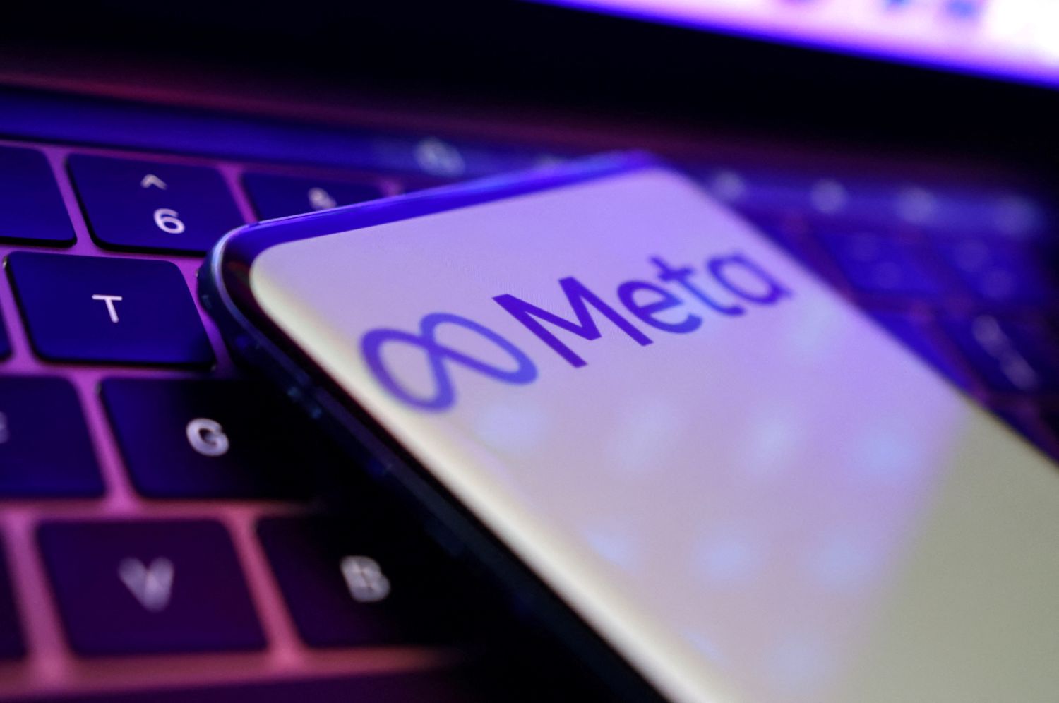 Meta a processo per violazione del diritto d’autore con l’intelligenza artificiale