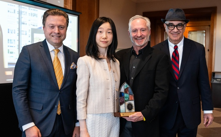 Il redattore di The Epoch Times Usa, Jan Jekielek (sinistra), e i giornalisti Eva Fu (seconda a sinistra) e Dan Berger (destra), posano con Brad Pomerance (secondo a destra), coordinatore dei premi per il Religion Communicators Council, al banchetto dei Wilbur Awards 2025 dell'organizzazione a Salt Lake City, il 25 aprile 2025. Madalina Vasiliu/The Epoch Times