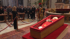 Le istituzioni italiane danno l’estremo saluto a Francesco