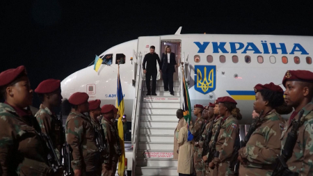 Zelensky arriva in Sudafrica mentre i colloqui di pace arrancano