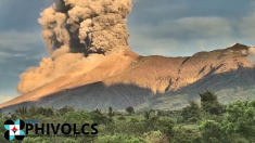 Terrore nelle Filippine Vulcano Kanlaon con una nube di 4 chilometri
