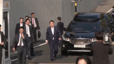 Il presidente sudcoreano Yoon saluta i sostenitori