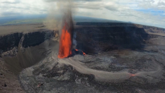 Il vulcano Kilauea erutta lava a più di 200 metri