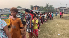 Code per il cibo tra le rovine della città di Mandalay