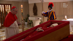 Il corpo del papa esposto nella cappella del Vaticano