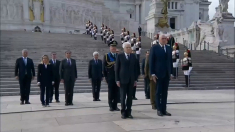 Mattarella depone corona d’alloro all’Altare della Patria