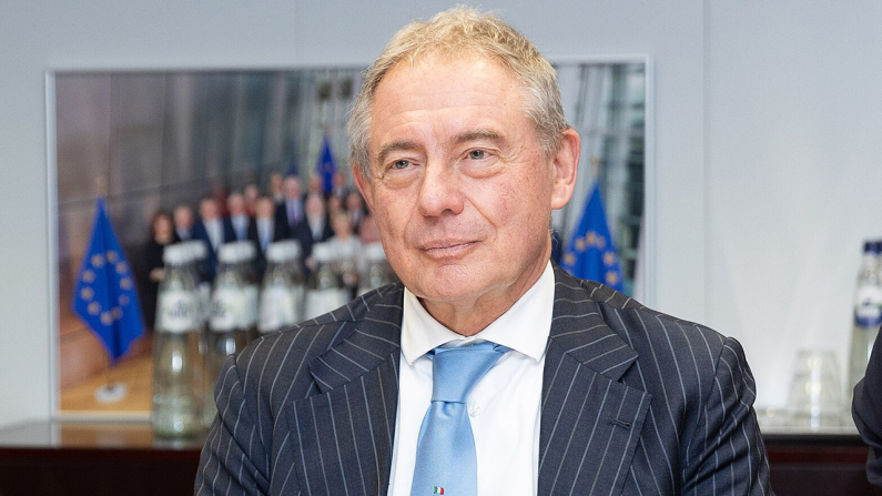 Foto: © European Union, 2025, CC BY 4.0, via Wikimedia Commons / Ritagliata dall'originale