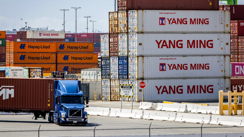 Container lungo il porto di Los Angeles 28 marzo, 2025. (John Fredricks/The Epoch Times)