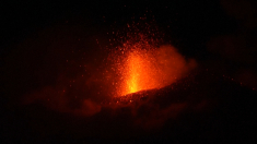 L’Etna erutta lanciando cenere e lava nel cielo