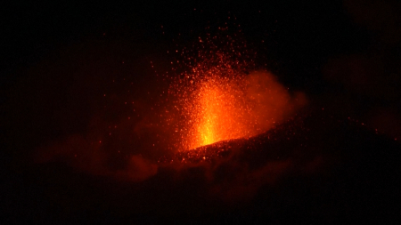 L’Etna erutta lanciando cenere e lava nel cielo