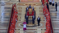 Feretro di Francesco deposto in Piazza San Pietro