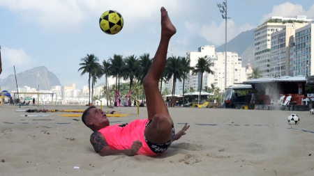 Atleta gioca a calcio senza una gamba