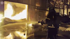 Attacco di droni russi scatena incendio a Kiev