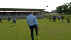 Politico ferisce cameraman calciando male il pallone