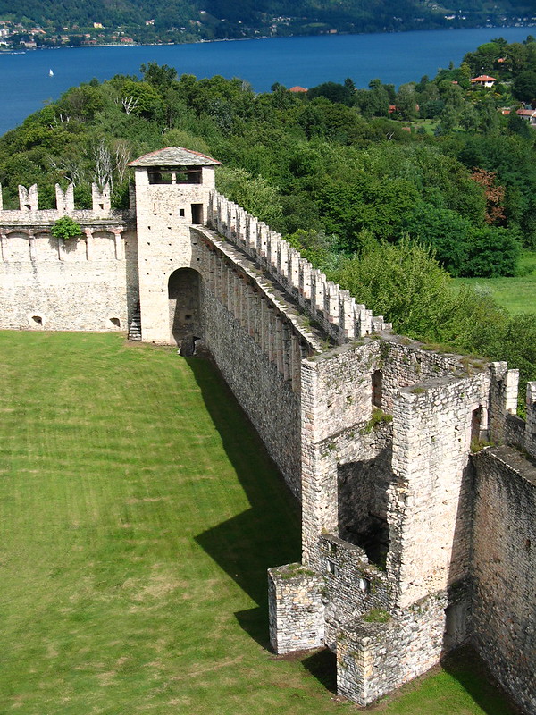 Mura esterne della Rocca di Angera