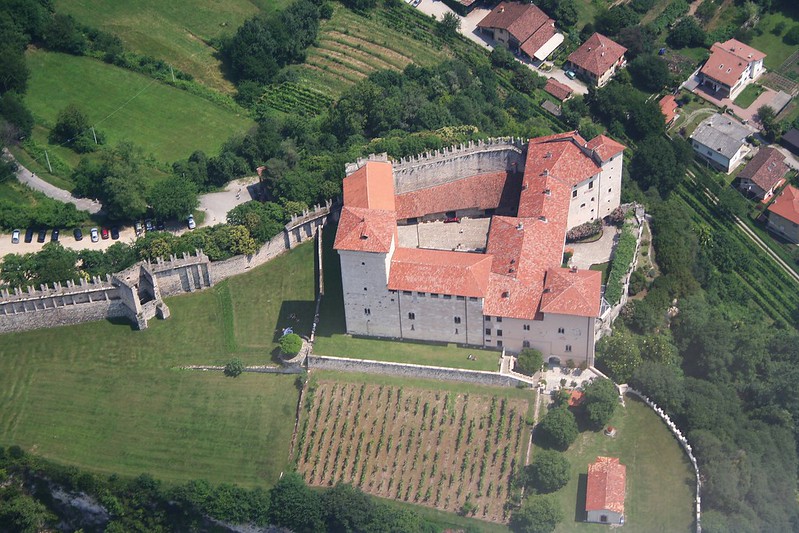Veduta dall'alto della Rocca di Angera