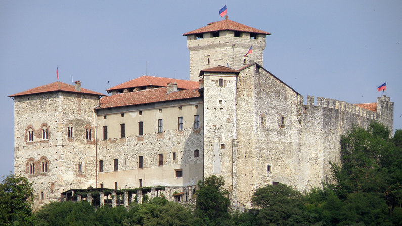 Castello Borromeo, Angera. Foto di pubblico dominio