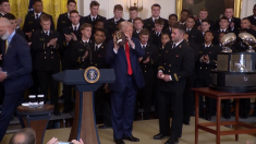 Trump consegna il trofeo alla squadra di football dell’Accademia navale