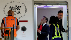 Macron ridimensiona la “manata” in faccia dalla moglie