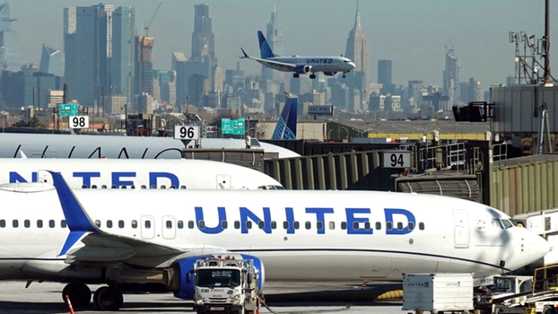 Gli aerei della United Airlines atterrano e si preparano al decollo all'aeroporto internazionale di Newark-Liberty a Newark, New Jersey, il 27 gennaio 2025. Foto: Fabrizio Bensch/Reuters