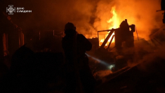 Pompieri spengono mega-incendio dopo attacco di droni russi nella regione di Sumy