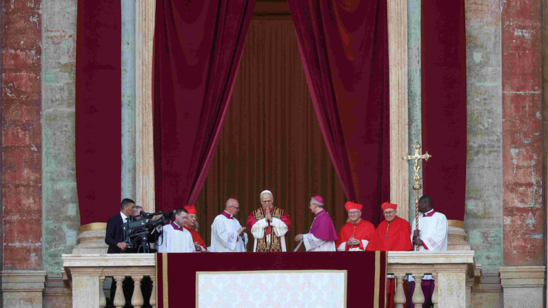 Il neoeletto Papa Leone XIV, il cardinale statunitense Robert F. Prevost, sul balcone della Basilica di San Pietro in Vaticano, l'8 maggio 2025. (REUTERS/HANNAH MCKAY)
