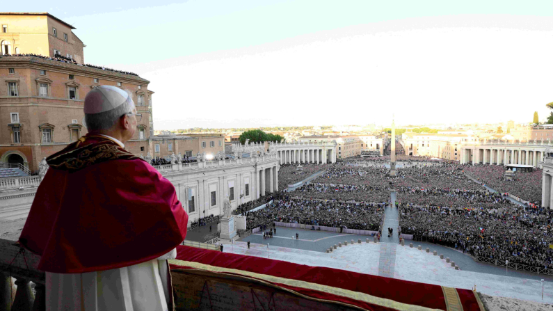 Il neoeletto Papa Leone XIV, il cardinale statunitense Robert Prevost, osserva dal balcone della Basilica di San Pietro, in Vaticano, l'8 maggio 2025. (Vatican Media/Francesco Sforza/Handout via REUTERS)