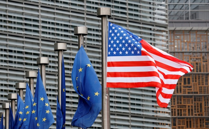 Bandiere degli Stati Uniti e dell'Unione Europea presso la sede della Commissione Europea a Bruxelles, in Belgio, il 20 febbraio 2017. Foto: Francois Lenoir/Reuters